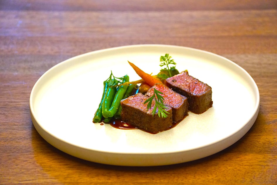 Entrecôte mit grünen Bohnen &amp; Mini-Karotten an einer feinen Jus de Bœuf ...