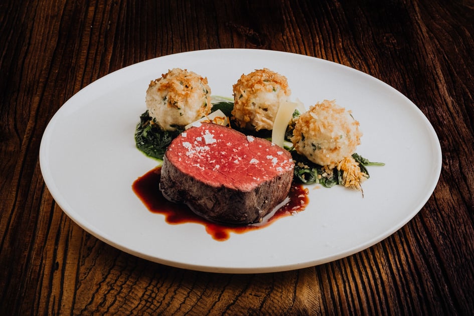 Hirschkalb Entrecôte auf Heu mit Semmelknödel und Spinatcreme | LUMA ...