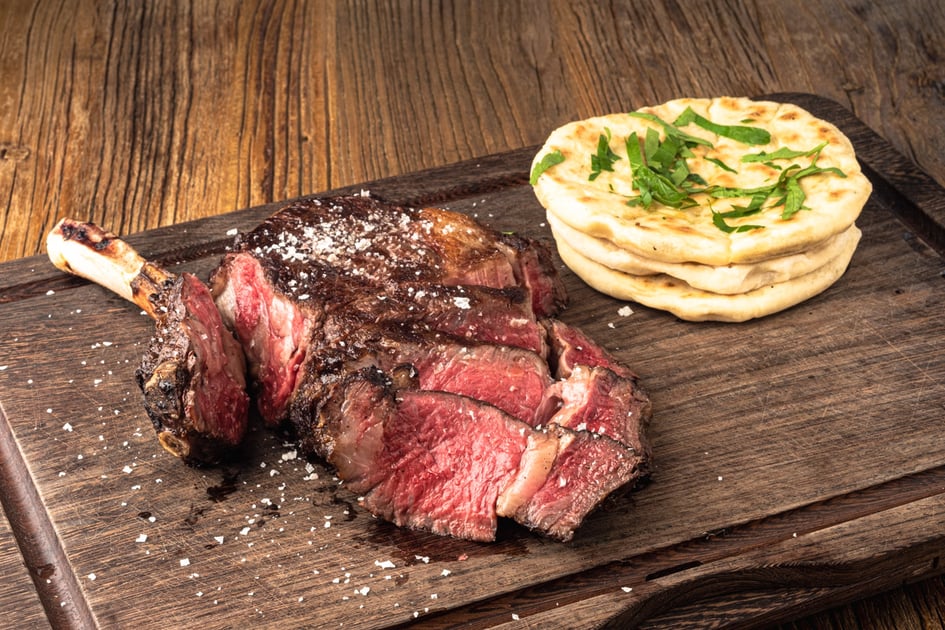 Wagyu Tomahawk Steak vom Grill mit Fladenbrot | LUMA Delikatessen