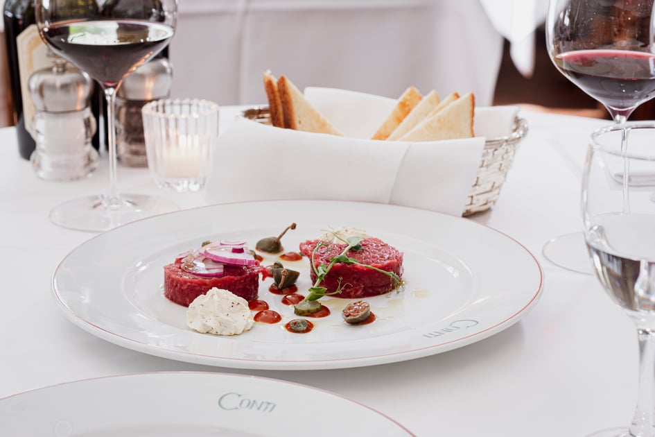 LUMA Beef Tatar mit Senfbutter nach Marco Fontò