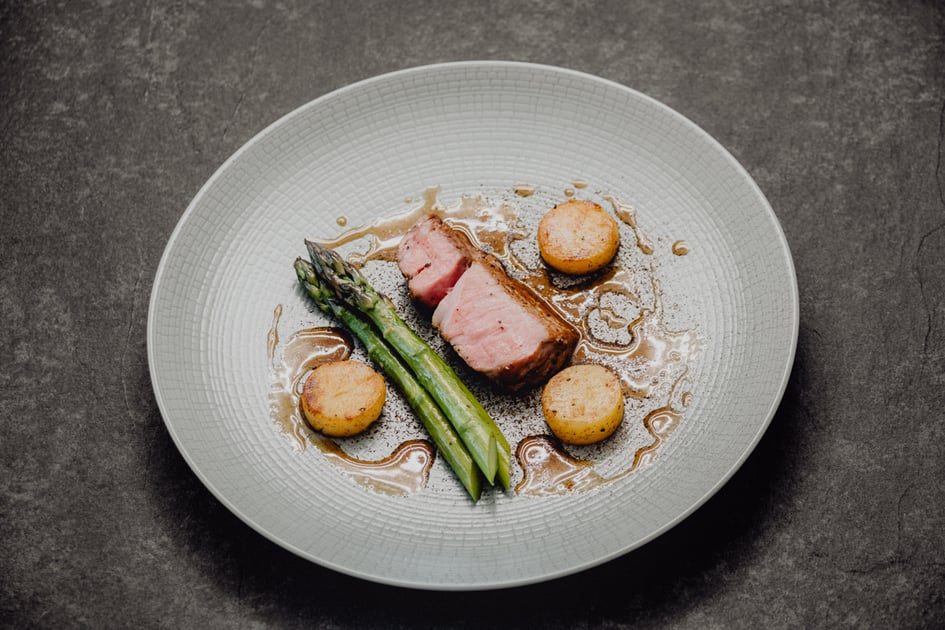 Luma Kalbs Kotelett mit Spargel, Kartoffeltaler und Lauch-Asche | LUMA ...