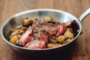 Spanish Charra Beef Tomahawk mit goldbraune Kartoffeln-001.jpg